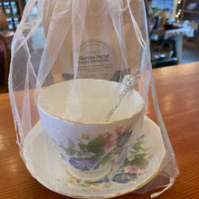Load image into Gallery viewer, Vintage Tea Cup Gift Set- pick up only
